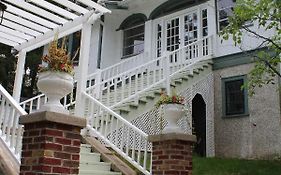 The Hillside B&B. Home W/ Breakfast Service!